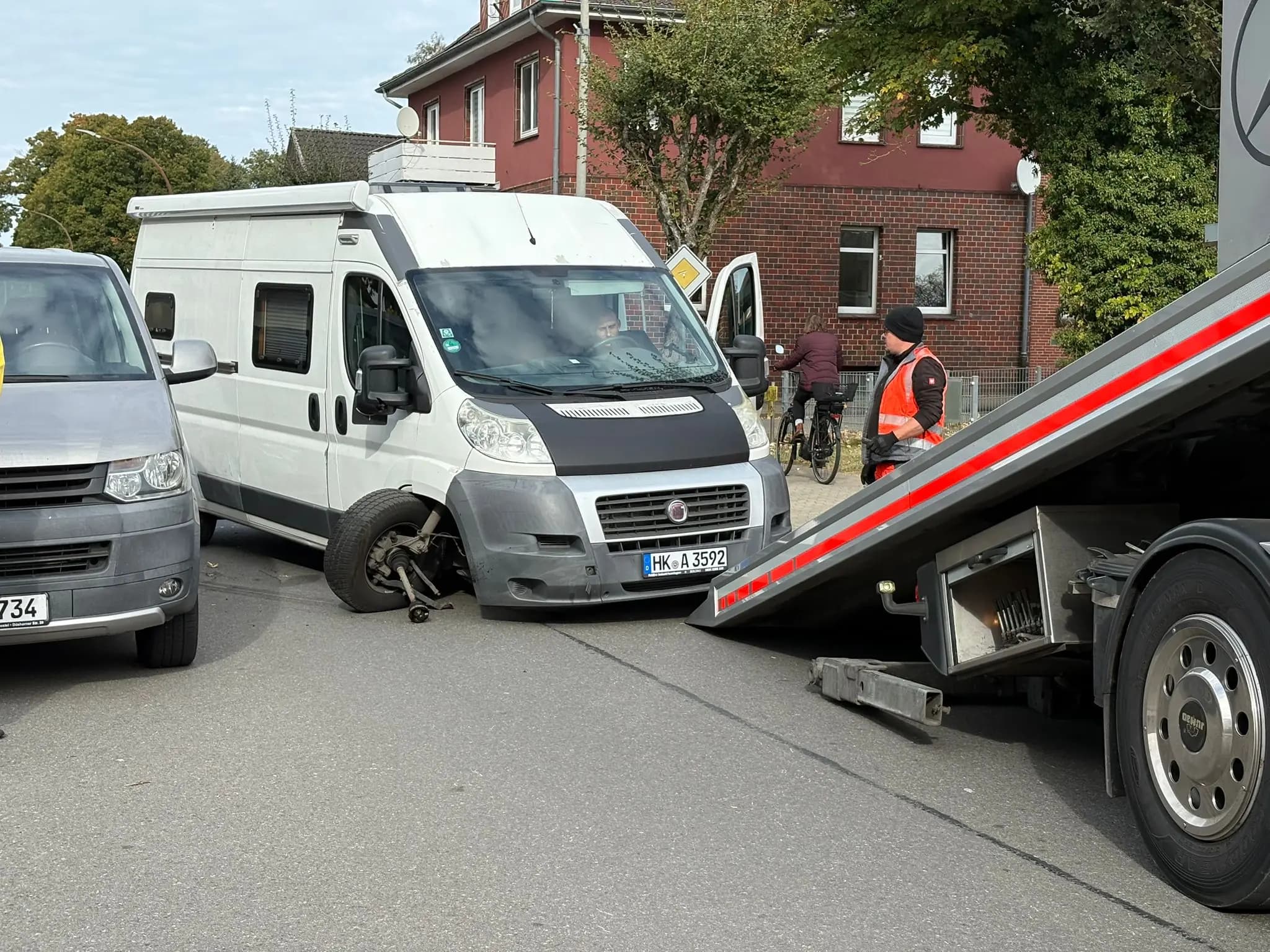 Fahrzeug mit sichtbarem Unfallschaden während der Begutachtung